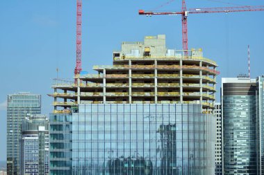 Varşova, Polonya. 10 Nisan 2019. Mennica Legacy Tower ofis binasının inşaatı. 