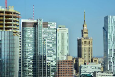 Varşova, Polonya. 10 Nisan 2019. Mennica Legacy Tower ofis binasının inşaatı. 