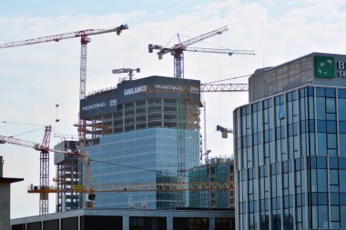 Varşova, Polonya. 10 Nisan 2019. Varşova hub 'ın inşaatı. Varşova hub 75.000 metrekare ofis alanı oluşturur