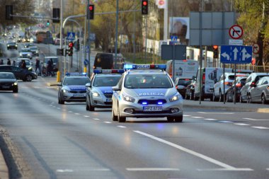 Varşova, Polonya. 10 Nisan 2019. Varşova 'da bir polis arabası