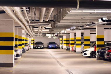 Modern daire binanın yeraltı otopark