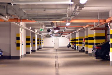 Modern daire binanın yeraltı otopark