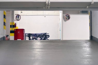 Modern daire binanın yeraltı otopark