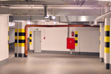 Modern daire binanın yeraltı otopark