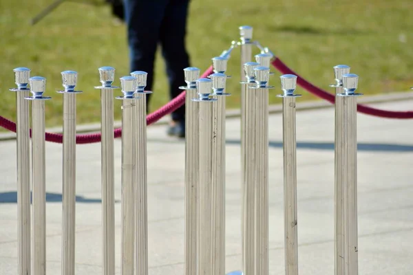 Mor Ile Gümüş Stanchions — Stok fotoğraf