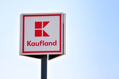 Varşova, Polonya. 17 Nisan 2019. Kaufland'ı imzalayın. Şirket tabelası Kaufland.