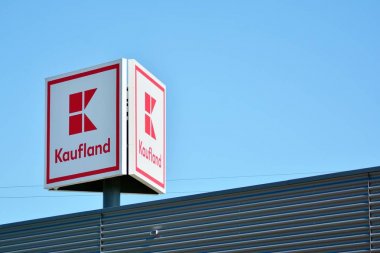 Varşova, Polonya. 17 Nisan 2019. Kaufland'ı imzalayın. Şirket tabelası Kaufland.