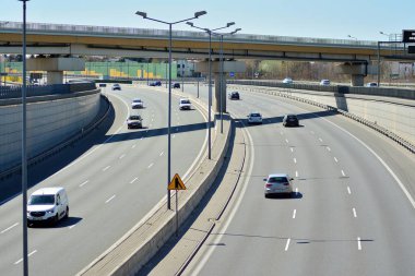 Yukarıdan görülen S8 otoyolunda günlük motor trafiği. Polonya'nın en otobüs yollarından biri.