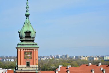 Varşova, Polonya. 16 Nisan 2019. Polonya'da Varşova Eski kasabasında Castle Square Kraliyet Kalesi Parçası