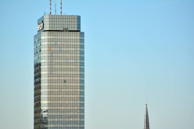 Varşova, Polonya. 16 Nisan 2019. Şehir merkezindeki iş gökdelenleri, şehir merkezi. Varşova şehir merkezi havadan görünümü