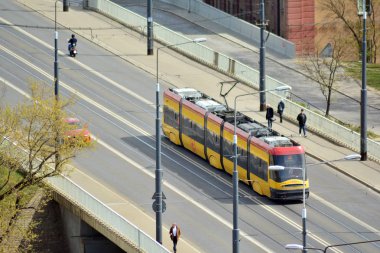 Varşova, Polonya. 16 Nisan 2019. Vistula nehri boyunca binalar ve köprü ile Varşova silueti