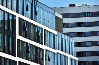 Modern bir ofis binasının dışı.