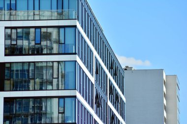 Modern bir ofis binasının dışı.