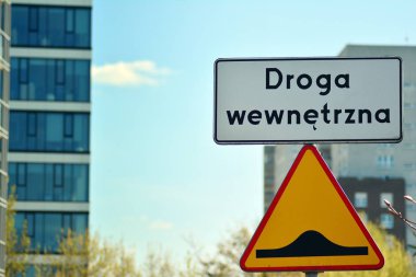 Metin dahili yolu ile yol işareti (droga wewnetrzna)