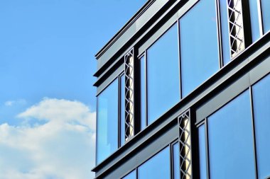 Modern bir ofis binasının dışı.