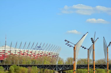 Varşova, Polonya. 17 Nisan 2019. Varşova Vistula Nehri'nin batı tarafında Vistulan Bulvarları. Vistula nehri kıyısında gezinti