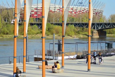 Varşova, Polonya. 17 Nisan 2019. Varşova Vistula Nehri'nin batı tarafında Vistulan Bulvarları. Vistula nehri kıyısında gezinti