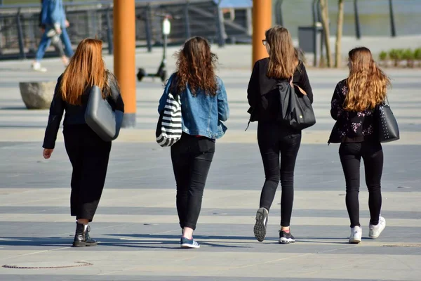 Cztery Dziewczyny Idąc Dół Ulicy Miasta Słoneczny Ciepły Dzień — Zdjęcie stockowe