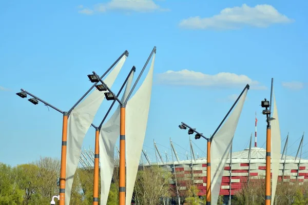 Varşova, Polonya. 17 Nisan 2019. Varşova Vistula Nehri'nin batı tarafında Vistulan Bulvarları. Vistula nehri kıyısında gezinti