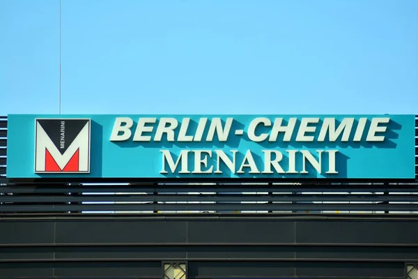 Varsovia Polonia Abril 2019 Firma Berlin Chemie Menarini Letrero Empresa — Foto de Stock