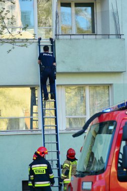 Büyük bir merdiven ile kurtarma operasyonları sırasında birçok itfaiyeci