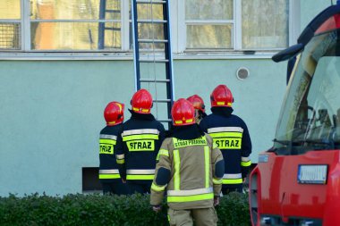 Büyük bir merdiven ile kurtarma operasyonları sırasında birçok itfaiyeci