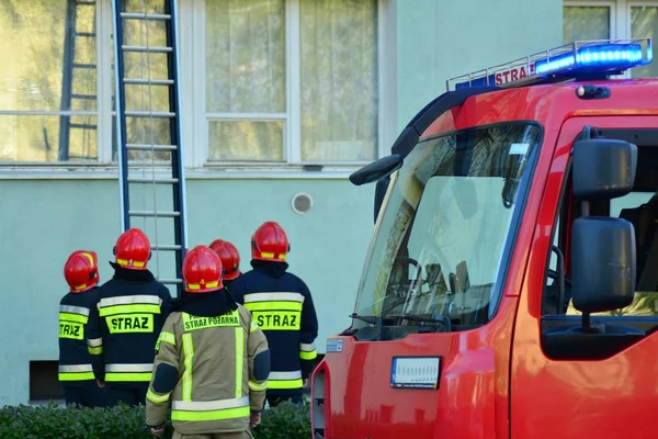 Muchos Bomberos Durante Las Operaciones Rescate Con Una Gran Escalera —  Fotos de Stock