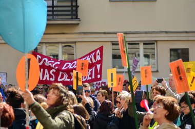 Varşova, Polonya. 23 Nisan 2019. Binlerce öğretmenin yanı sıra veliler ve onlara destek veren öğrenciler, öğretmenlerin 16. Ana gösteri Varşova'da Eğitim Bakanlığı önünde gerçekleşti.