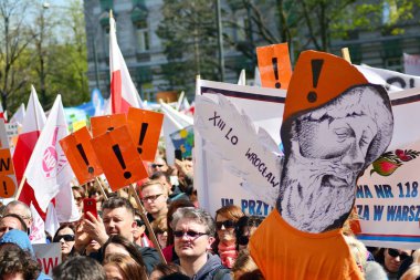 Varşova, Polonya. 23 Nisan 2019. Binlerce öğretmenin yanı sıra veliler ve onlara destek veren öğrenciler, öğretmenlerin 16. Ana gösteri Varşova'da Eğitim Bakanlığı önünde gerçekleşti.