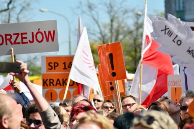 Varşova, Polonya. 23 Nisan 2019. Binlerce öğretmenin yanı sıra veliler ve onlara destek veren öğrenciler, öğretmenlerin 16. Ana gösteri Varşova'da Eğitim Bakanlığı önünde gerçekleşti.