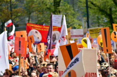 Varşova, Polonya. 23 Nisan 2019. Binlerce öğretmenin yanı sıra veliler ve onlara destek veren öğrenciler, öğretmenlerin 16. Ana gösteri Varşova'da Eğitim Bakanlığı önünde gerçekleşti.