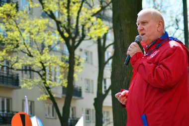  Varşova, Polonya. 23 Nisan 2019. Varşova'da Eğitim Bakanlığı önünde Polonya Öğretmenler Birliği'nin tanıtımı. Opzz sendikası başkanı Jan Guz