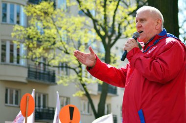 Varşova, Polonya. 23 Nisan 2019. Varşova'da Eğitim Bakanlığı önünde Polonya Öğretmenler Birliği'nin tanıtımı. Opzz sendikası başkanı Jan Guz