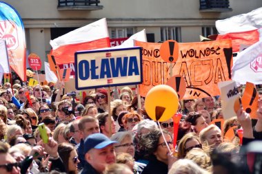 Varşova, Polonya. 23 Nisan 2019. Binlerce öğretmenin yanı sıra veliler ve onlara destek veren öğrenciler, öğretmenlerin 16. Ana gösteri Varşova'da Eğitim Bakanlığı önünde gerçekleşti.
