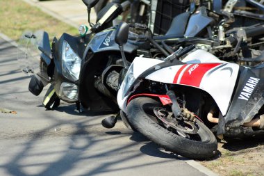 Varşova, Polonya. 23 Nisan 2019. Yolda motosiklet kazası. Motosiklet kazasının detayları