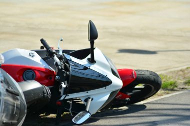 Varşova, Polonya. 23 Nisan 2019. Yolda motosiklet kazası. Motosiklet kazasının detayları