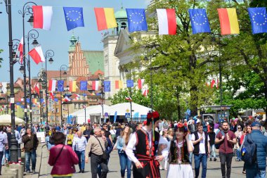 Varşova, Polonya. 1 Mayıs 2019. Polonya'nın Avrupa Birliği'ne katılımının 15. Krakowskie Przedmiescie sokakta bir festival