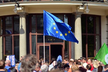 Varşova, Polonya. 1 Mayıs 2019. Polonya'nın Avrupa Birliği'ne katılımının 15. Krakowskie Przedmiescie sokakta bir festival