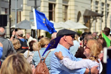 Varşova, Polonya. 1 Mayıs 2019. Polonya'nın Avrupa Birliği'ne katılımının 15. Krakowskie Przedmiescie sokakta bir festival