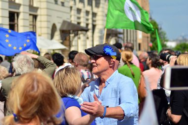 Varşova, Polonya. 1 Mayıs 2019. Polonya'nın Avrupa Birliği'ne katılımının 15. Krakowskie Przedmiescie sokakta bir festival