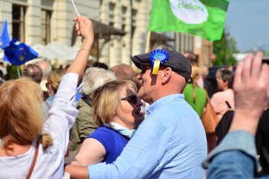 Varşova, Polonya. 1 Mayıs 2019. Polonya'nın Avrupa Birliği'ne katılımının 15. Krakowskie Przedmiescie sokakta bir festival