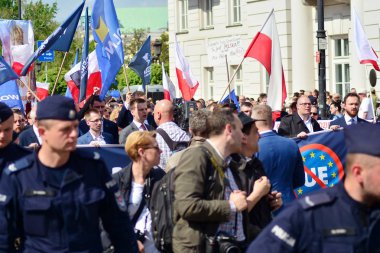 Varşova, Polonya. 1 Mayıs 2019. Polonyalı milliyetçiler Varşova'da ülkenin Avrupa Birliği üyeliğini protesto etmek için toplanıyorlar.