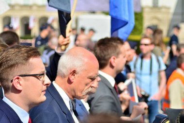 Varşova, Polonya. 1 Mayıs 2019. Polonyalı milliyetçiler Varşova'da ülkenin Avrupa Birliği üyeliğini protesto etmek için toplanıyorlar.