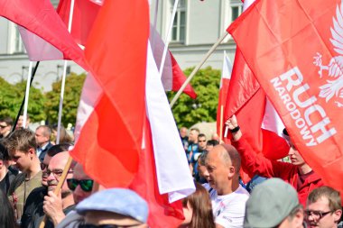 Varşova, Polonya. 1 Mayıs 2019. Polonyalı milliyetçiler Varşova'da ülkenin Avrupa Birliği üyeliğini protesto etmek için toplanıyorlar.