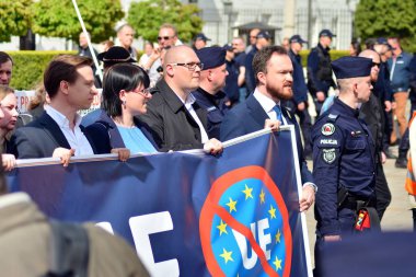 Varşova, Polonya. 1 Mayıs 2019. Polonyalı milliyetçiler Varşova'da ülkenin Avrupa Birliği üyeliğini protesto etmek için toplanıyorlar.