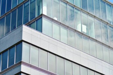 İş merkezindeki yeni ofis binası. Çelikten ve camdan yapılmış mavi gökyüzü. 