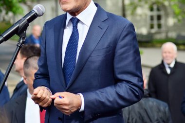 İşadamı ya da politikacı bir konuşma 