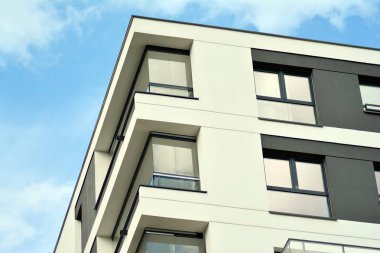 Modern bir apartmanın ön cephesi