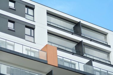 Modern bir apartmanın ön cephesi