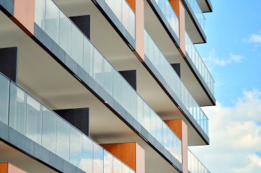 Modern bir apartmanın ön cephesi